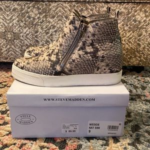 STEVE MADDEN • SIZE 9 • SNAKE PRINT WEDGE BOOTIE